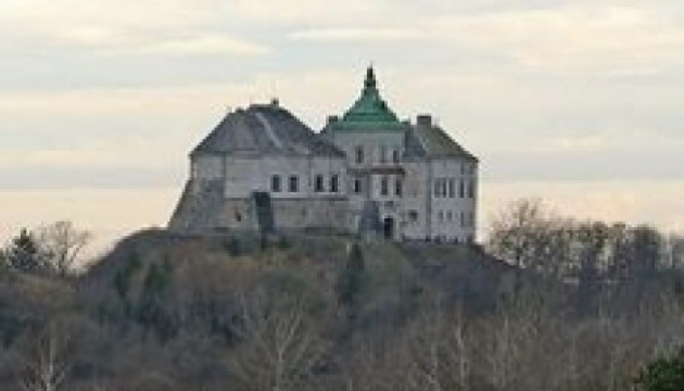 Олеський замок запрошує туристів. Фоторепортаж