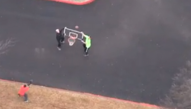 Кидок м'яча з висоти у 500 футів. Відео