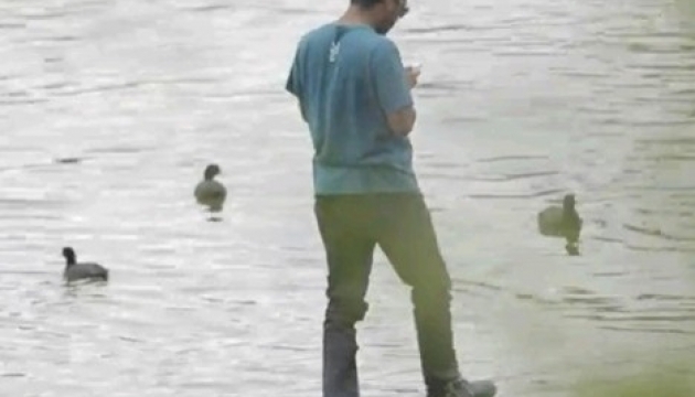 Людина йде по воді – вдалий розіграш. Відео