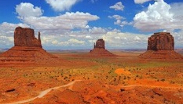 Долина монументів - земля племені навахо. Фото