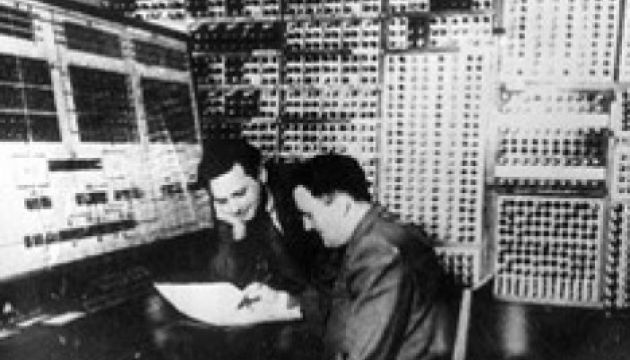 Перший комп'ютер у Києві був завбільшки як будинок. Фото з архіву