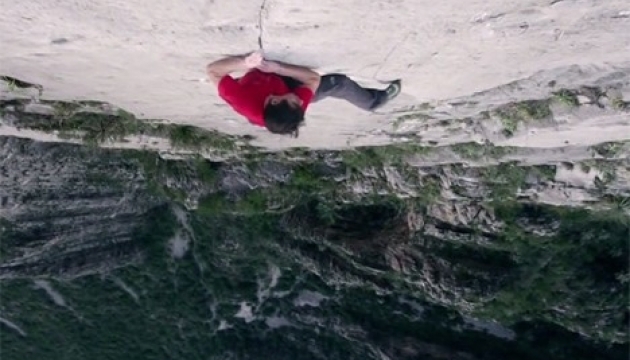 Скелелаз-екстремал три години піднімався прямовисною скелею без страховки. Відео