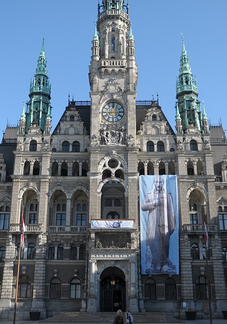 Чеське місто вивісило на ратуші портрет Путіна-Гітлера-Сталіна. Фото