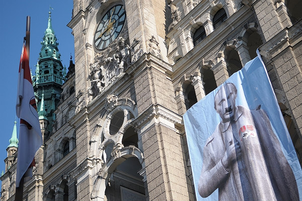 Чеське місто вивісило на ратуші портрет Путіна-Гітлера-Сталіна. Фото