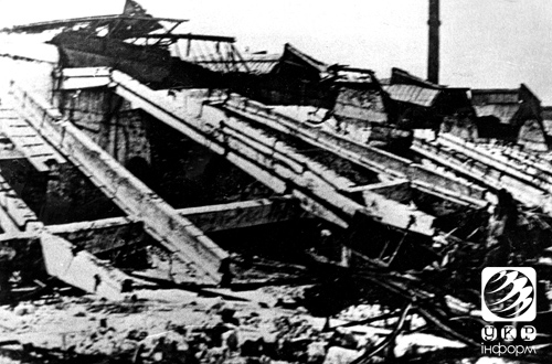 Влітку 1943 року Харків був визволений. За час окупації і відступу фашисти перетворили тракторний на руїну. Але вже через два роки на поля країни вийшли нові трактори відродженого ХТЗ. Він відкрив нову еру в машинобудуванні і сільському господарстві. Фото