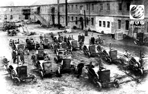 Перші серійні трактори України колісного типу марки Запорожець. Він відкрив нову еру в машинобудуванні і сільському господарстві. Фото