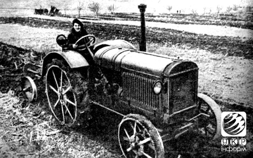 Паша Ангеліна на тракторі СХТЗ 15-30. Він відкрив нову еру в машинобудуванні і сільському господарстві. Фото