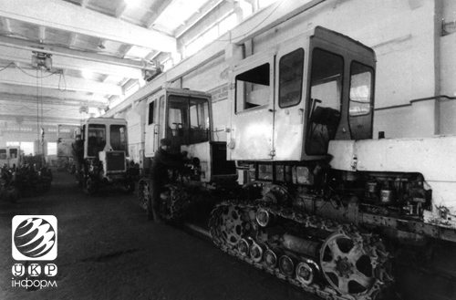 Трактори у ремонтному цеху. Він відкрив нову еру в машинобудуванні і сільському господарстві. Фото