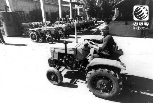 Перший україно-китайський міні-трактор. Комплектуючі до нього надходять із Харківського тракторного заводу імені Орджонікідзе. Він відкрив нову еру в машинобудуванні і сільському господарстві. Фото