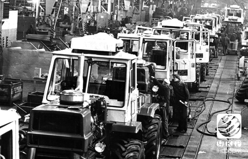 Трактори Харківського тракторного заводу імені Орджонікідзе (ХТЗ). Він відкрив нову еру в машинобудуванні і сільському господарстві. Фото