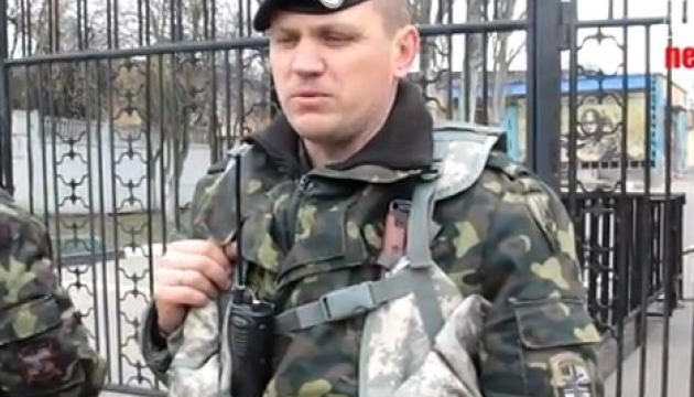 Військову частину в Керчі оточено російськими солдатами. Відео