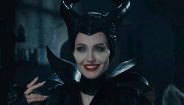 Прекрасна Анджеліна Джолі в ролі злої чаклунки. Відео