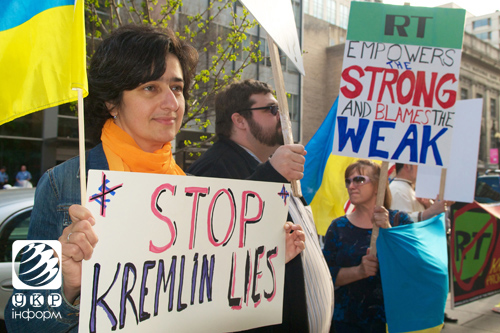 Кілька десятків активістів пікетували офіс Russia Today у Вашингтоні. Фото