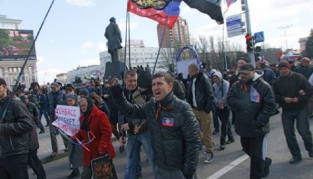 У Донецьку штурмом взята ОДА, у силовиків летять гранати