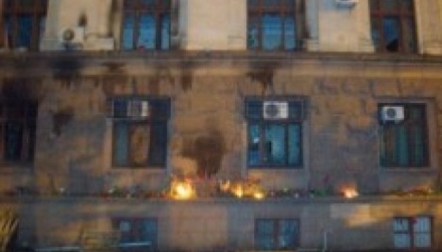 Одесити приносять на Куликове Поле квіти і поминальні свічки. Фото