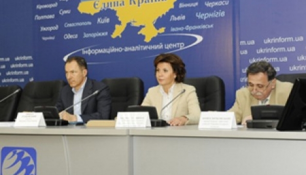 Дискусія: «Дострокові парламентські вибори 2014: чи отримують українці справжню можливість делегувати у владу своїх обранців, чи таку нагоду їм і цього разу не подарують власники і лідери партій»