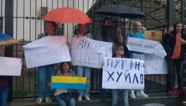 Російське посольство в Києві закидали яйцями з зеленкою