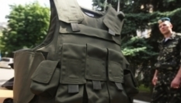 У Чернівцях пів мільйона від продажу копій сорочки Бандери віддали на бронежилети для ЗСУ