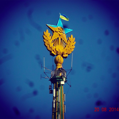 У Москві вночі перефарбували зірку і вивісили прапор України