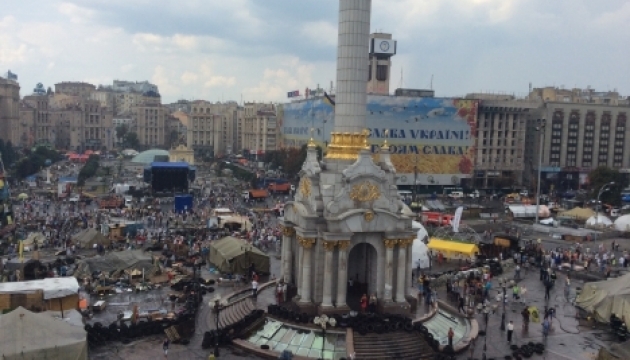 З Майдану прибрали більшість наметів. Фото