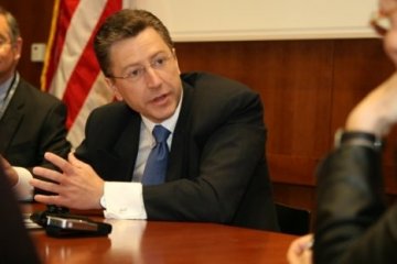 Миротворці зроблять можливим проведення “серії виборів” на Донбасі — Волкер