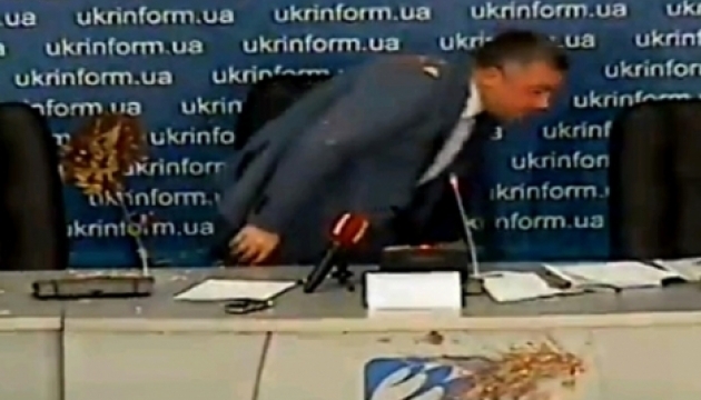 Махніцького закидали тортами на прес-конференції. Фото