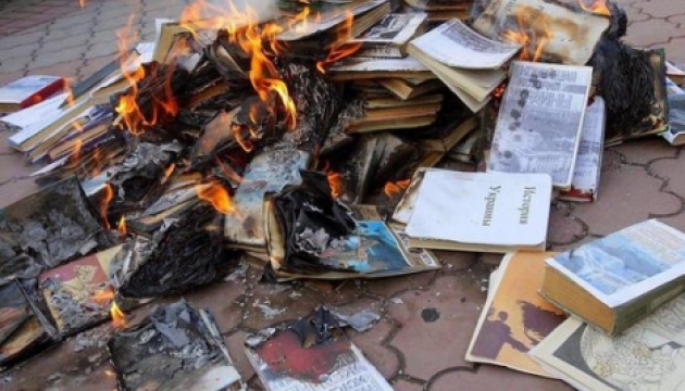 В Крыму божатся, что не сжигали украинские учебники на глазах у школьников