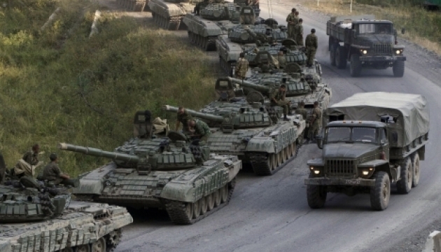 На Донбас приїхала колона з півсотні танків і броньовиків