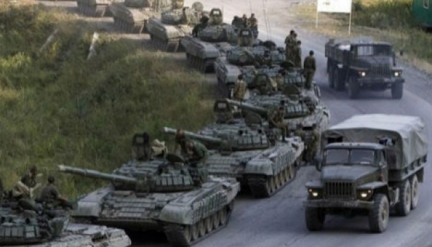 A Donbass llegó una columna de cincuenta tanques y vehículos blindados
