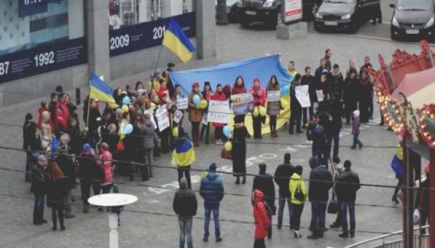У Дніпропетровську переселенці теж вийшли на акцію проти псевдовиборів. Фото