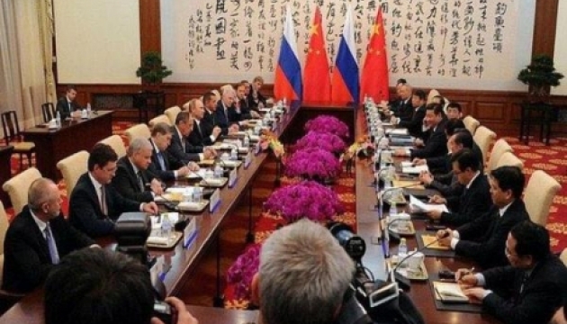 Путін подарував главі Китаю російський телефон