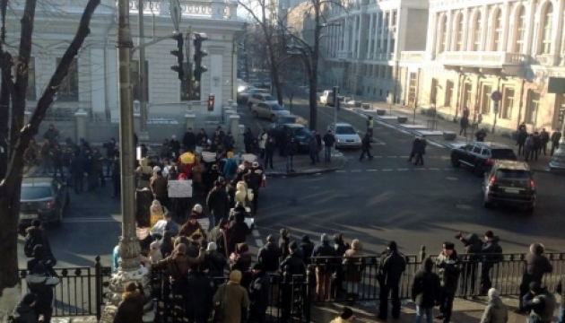 Вкладники «VAB-Банку» перекрили проїжджу частину біля ВР. Фото