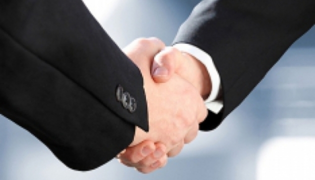 ...І більше не подати руку. Нова політетика