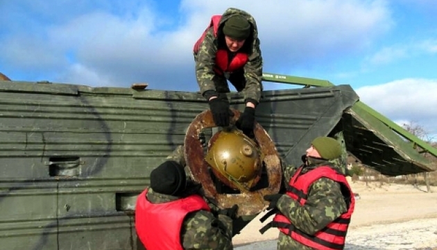 Ukraine mines part of Azov Sea coast