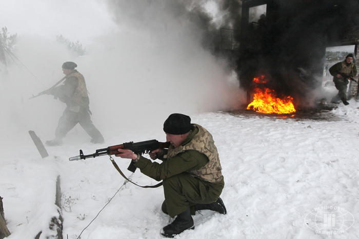 Розвідник під час польових занять на території навчального центру 