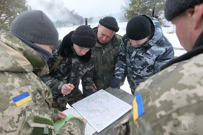 Розвідники під час польових занять на території навчального центру 