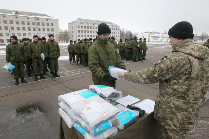 Дружина Президента України Марина Порошенко передала військовослужбовцям комплекти термобілизни