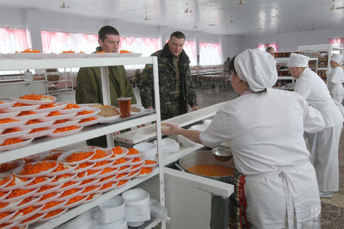 В їдальні на території навчального центру 