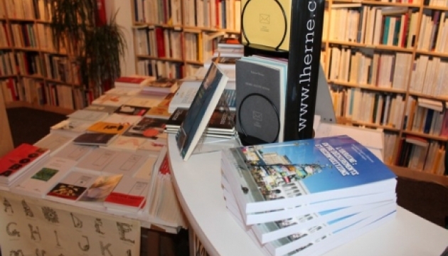 У Парижі презентували книгу про Майдан та після нього. Фото