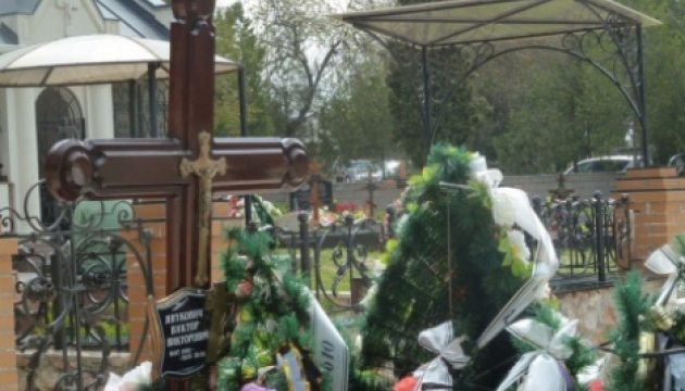 Могила Януковича-молодшого більше не безіменна - ЗМІ