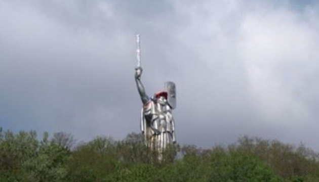 Blumenkranz ziert Kopf der Mutter-Heimat-Statue in Kiew. Fotos Blumenkranz ziert Kopf der Mutter-Heimat-Statue in Kiew. Fotos