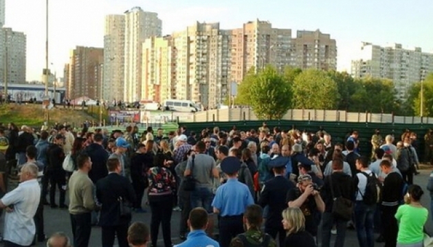 В Киеве большая драка около застройки. В ход пошли камни и феерверки (обновлено) В Киеве большая драка около застройки. В ход пошли камни и феерверки (обновлено)