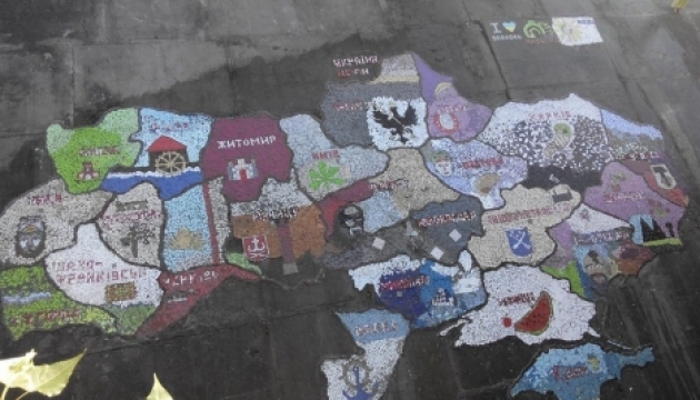 У парку Києва з’явилась величезна мозаїчна карта України. Фото
