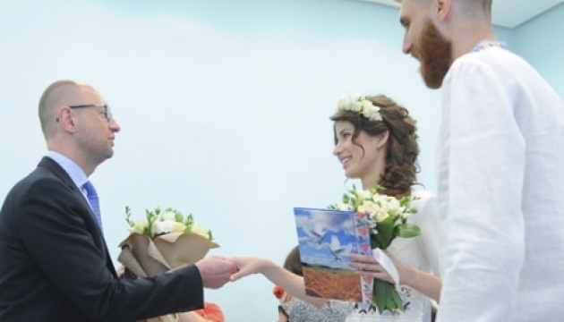 Яценюк каже, що без бюрократії одружитися стало простіше