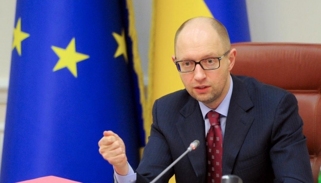 Яценюк просить США та Британію допомогти українським школярам