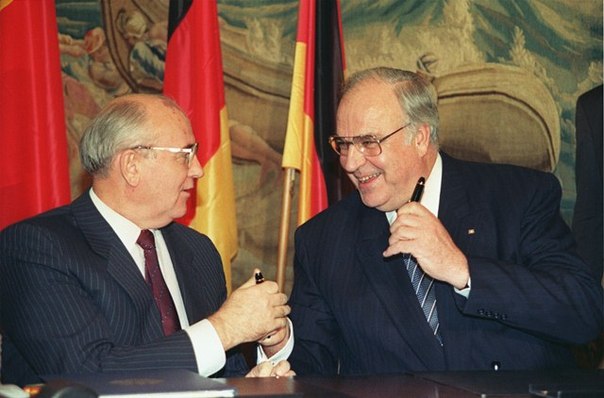 10 лютого 1990 року. Михайло Горбачов дає згоду канцлеру Гельмуту Колю на об’єднання Німеччини