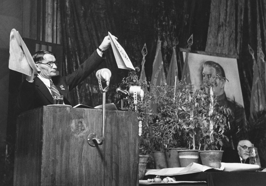 Трохим Лисенко на трибуні сесії ВАСГНІЛ. 1948 рік