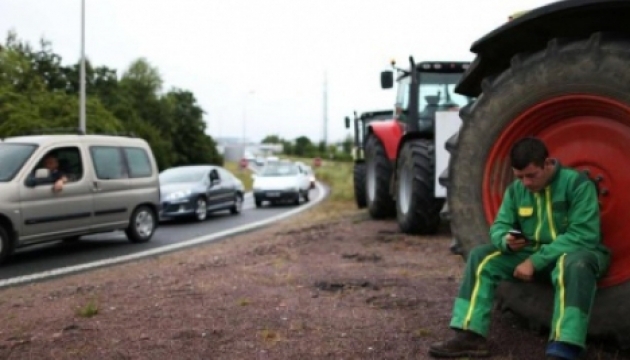 Французькі фермери перекрили тракторами рух до Парижа