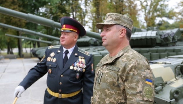 До кінця року армія отримає ще близько 400 одиниць бронетехніки - Полторак