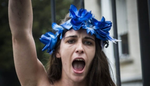 Оголені Femen зіпсували першотравневий банкет Ле Пен